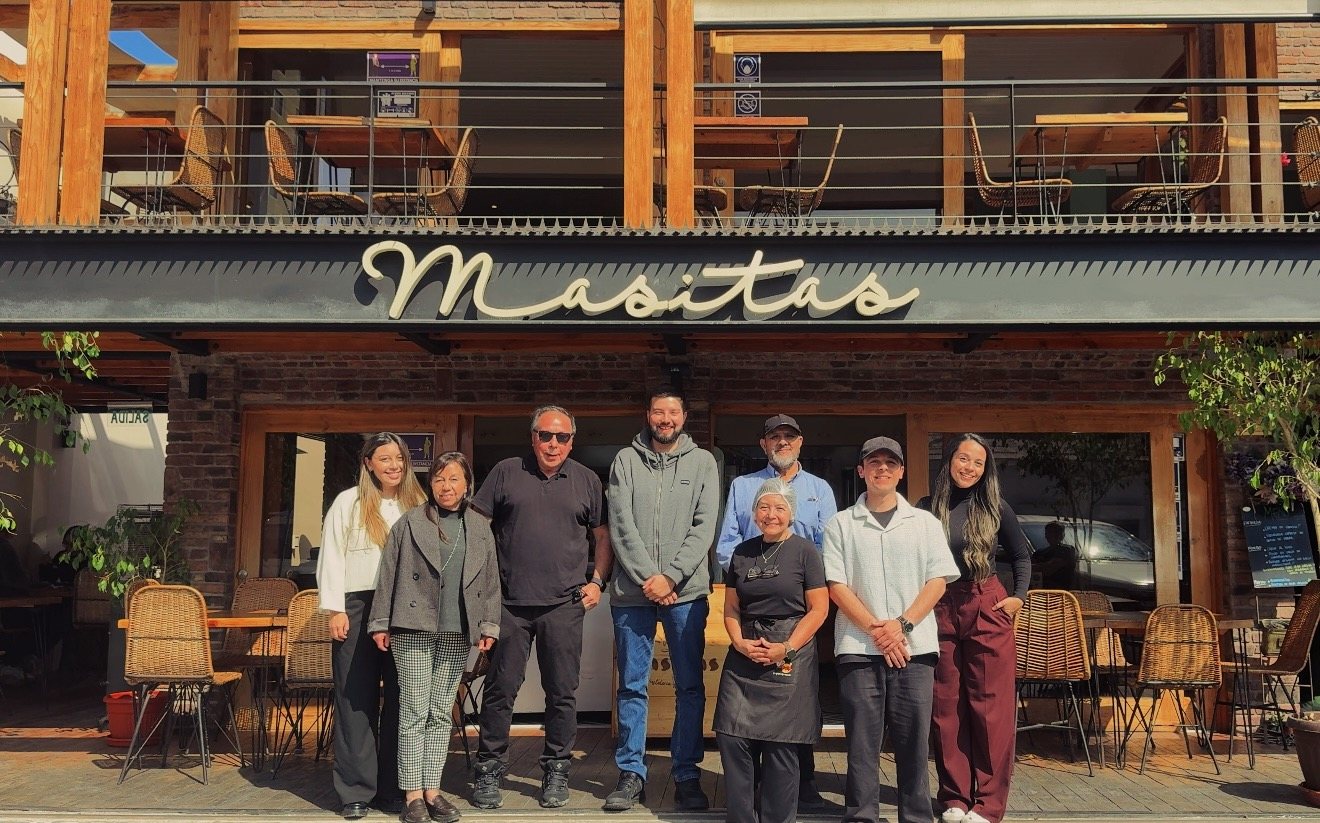 El equipo de Masitas frente a la cafetería en Antofagasta