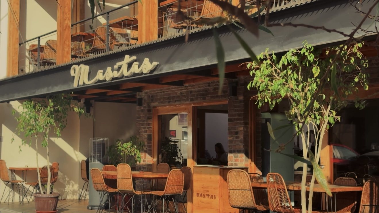 Terraza y fachada de la cafetería Masitas en Antonio Poupin