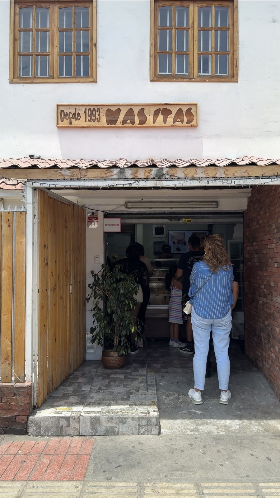 Fachada de la pastelería en calle Copiapó con el letrero tallado Desde 1993 Masitas
