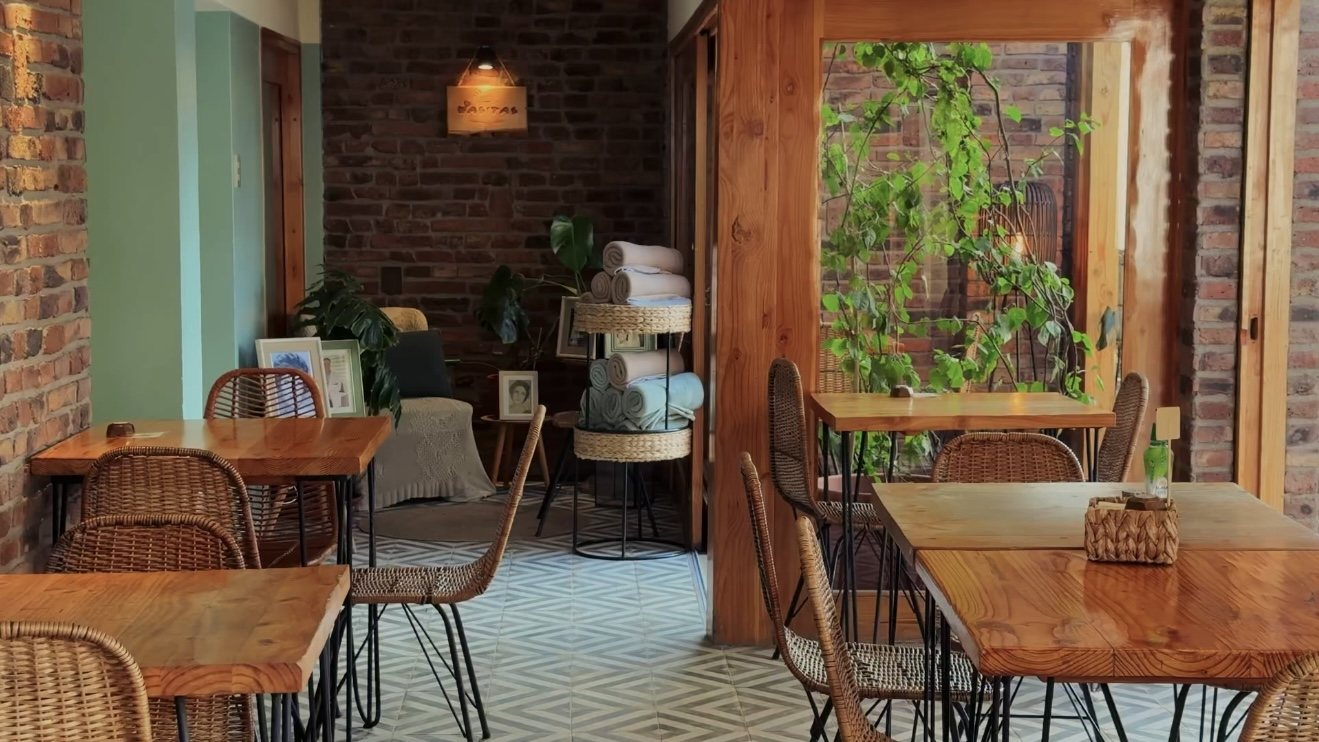 Interior cálido de la Cafetería Masitas con recuerdos familiares