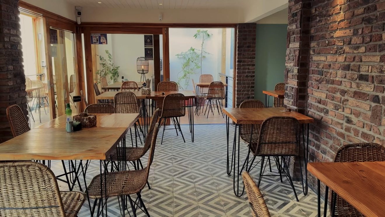 Salón de la Cafetería Masitas con mesas de madera