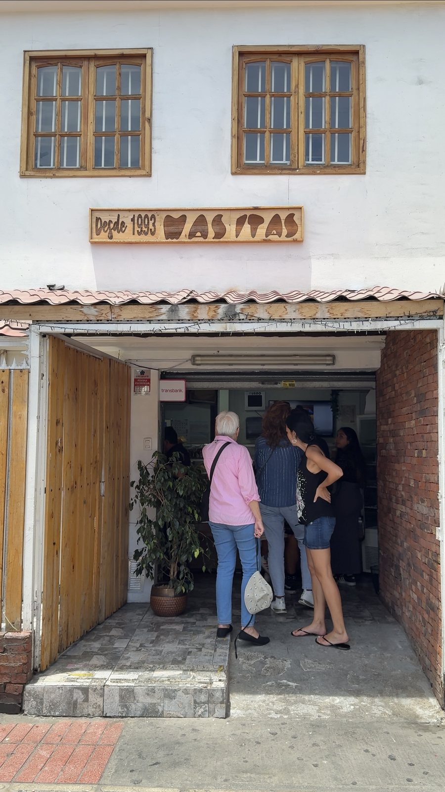 Clientes en la pastelería Masitas de calle Copiapó