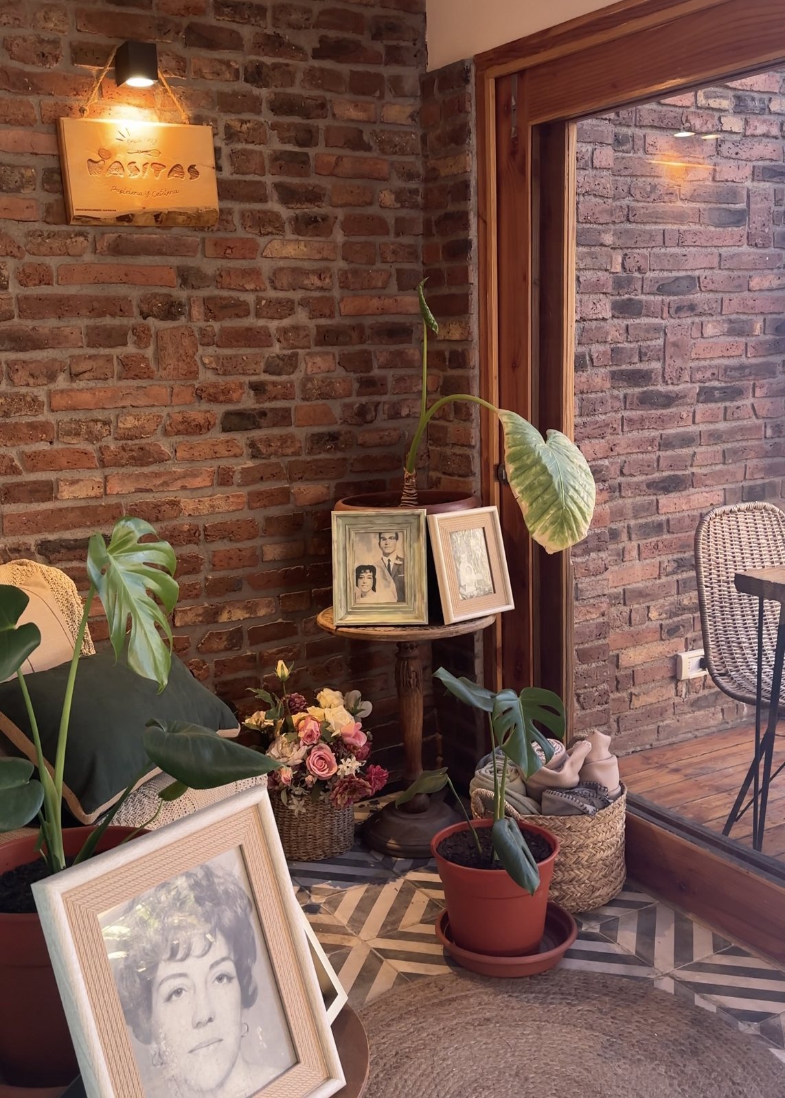 Rincón de la cafetería con fotos familiares y el letrero de Masitas