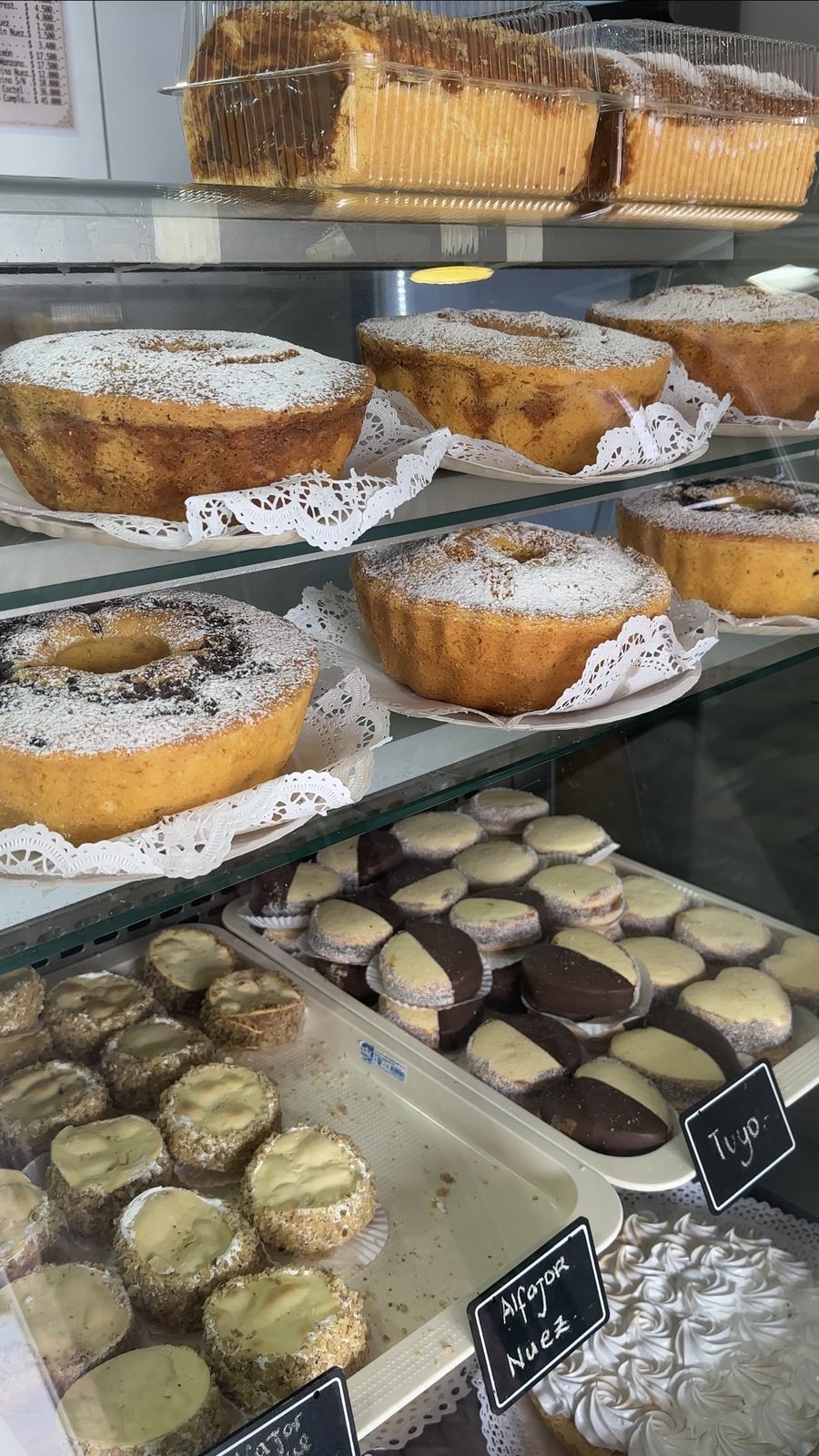 Vitrina con tortas y dulces de la pastelería Masitas