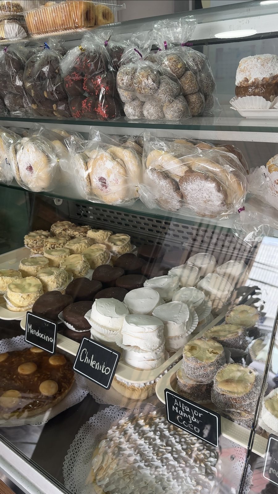 Dulces tradicionales chilenos en la vitrina de Masitas
