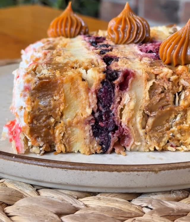 Torta de hoja con manjar y frutos rojos