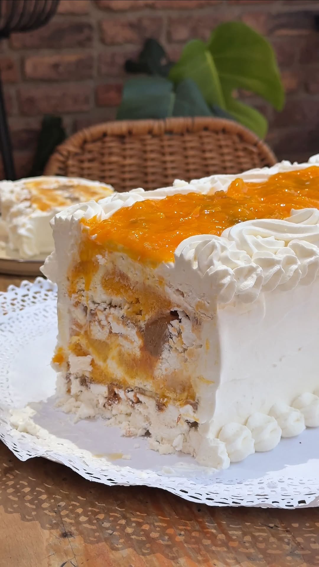 Torta helada de merengue, lúcuma y durazno
