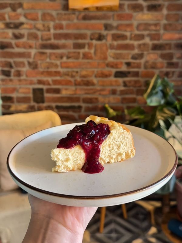 Cheesecake con salsa de frutos rojos